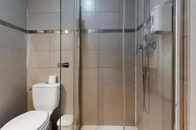 Salle de bains dans l'établissement Hôtel de Ménilmontant