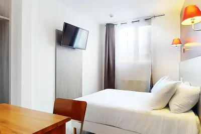 Télévision ou salle de divertissement dans l'établissement Hôtel de Ménilmontant
