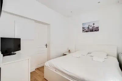 Un ou plusieurs lits dans un hébergement de l'établissement Apartment 3 people close Eiffel Tower by Weekome