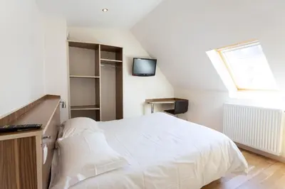 Télévision ou salle de divertissement dans l'établissement Hotel Mimosa Paris