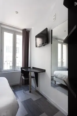 Un ou plusieurs lits dans un hébergement de l'établissement Hotel Mimosa Paris