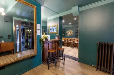 Coin salon dans l'établissement Hôtel Maât Etoile