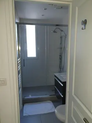 Salle de bains dans l'établissement Beautiful Lincoln Apartment