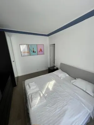 Un ou plusieurs lits dans un hébergement de l'établissement Beautiful Lincoln Apartment