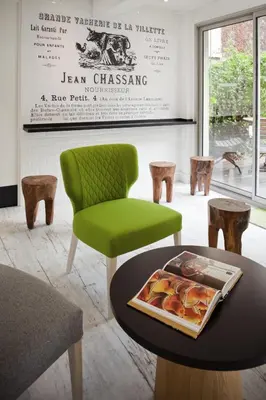 Coin salon dans l'établissement ibis Styles Paris Buttes Chaumont