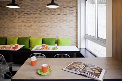 Coin salon dans l'établissement ibis Styles Paris Buttes Chaumont