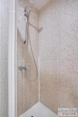 Salle de bains dans l'établissement 33 - Flat Av des Champs-Élysées