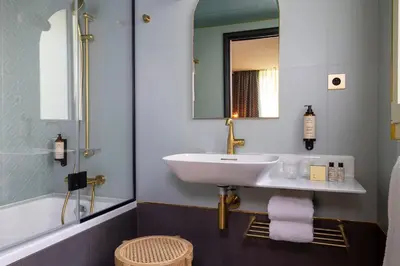 Salle de bains dans l'établissement Hôtel Jardin de Cluny