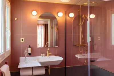 Salle de bains dans l'établissement Hôtel Jardin de Cluny