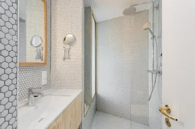 Salle de bains dans l'établissement Hôtel Montholon