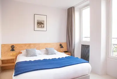 Un ou plusieurs lits dans un hébergement de l'établissement Hôtel Montholon