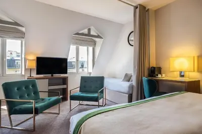 Télévision ou salle de divertissement dans l'établissement Hôtel Le Tourville by Inwood Hotels