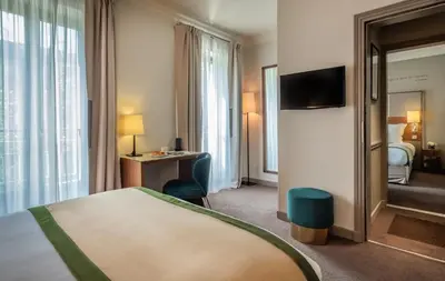 Télévision ou salle de divertissement dans l'établissement Hôtel Le Tourville by Inwood Hotels