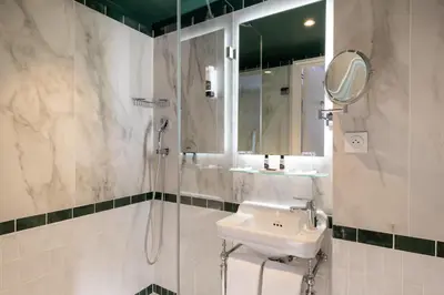 Salle de bains dans l'établissement Almarine Eiffel Hotel & Spa by Malone