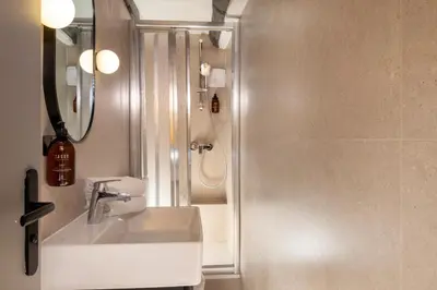Salle de bains dans l'établissement Korner Louvre
