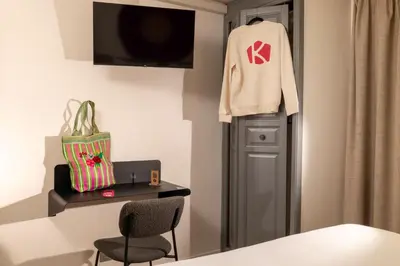 Télévision ou salle de divertissement dans l'établissement Korner Louvre