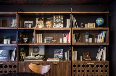 Bibliothèque dans l'hôtel