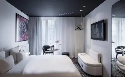 Télévision ou salle de divertissement dans l'établissement Le Général Hôtel