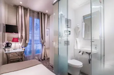 Salle de bains dans l'établissement Hotel Ascot Opera