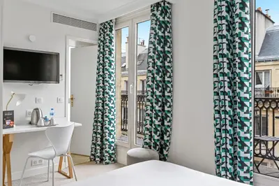 Télévision ou salle de divertissement dans l'établissement Hotel Elysees Opera