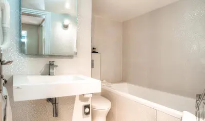 Salle de bains dans l'établissement Hotel Ile de France Opéra