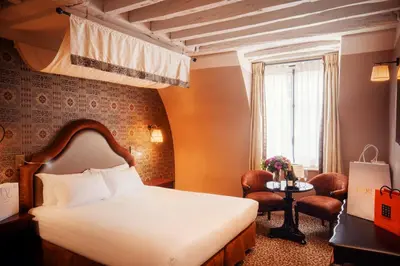 Un ou plusieurs lits dans un hébergement de l'établissement Hotel Odeon Saint-Germain