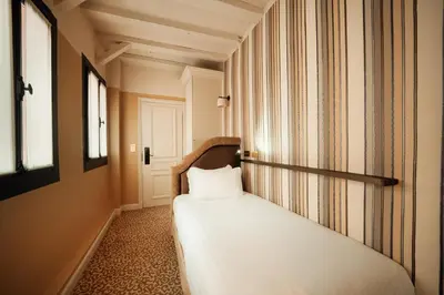 Un ou plusieurs lits dans un hébergement de l'établissement Hotel Odeon Saint-Germain