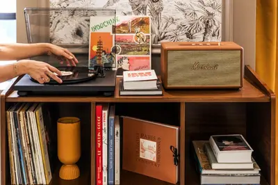 Bibliothèque dans l'hôtel
