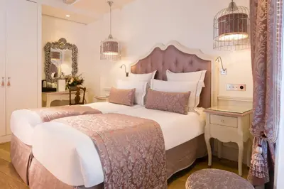 Un ou plusieurs lits dans un hébergement de l'établissement Académie Hôtel Saint Germain