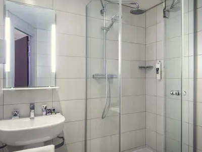 Salle de bains dans l'établissement Mercure Paris Notre Dame Saint Germain des Prés