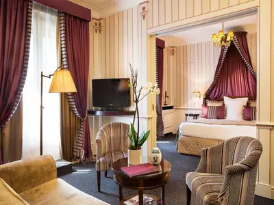 Télévision ou salle de divertissement dans l'établissement Hôtel Napoleon Paris