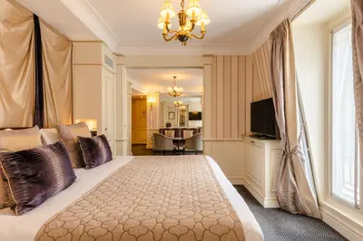 Télévision ou salle de divertissement dans l'établissement Hôtel Napoleon Paris