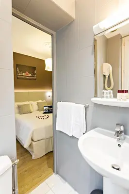 Un ou plusieurs lits dans un hébergement de l'établissement Modern Hotel