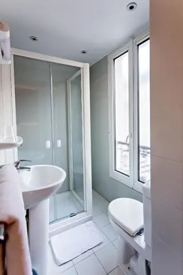 Salle de bains dans l'établissement Modern Hotel