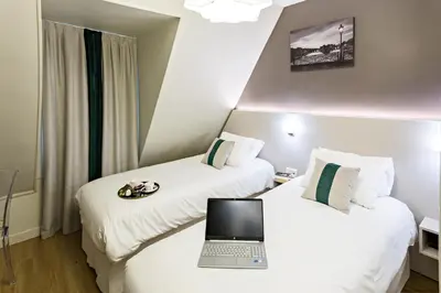 Un ou plusieurs lits dans un hébergement de l'établissement Modern Hotel
