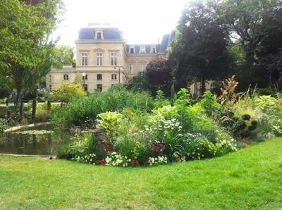 Jardin de l'établissement Le Marais Calme et lumineux