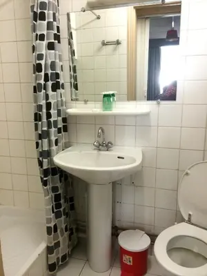 Salle de bains dans l'établissement Hôtel Stanislas sans ascenseur