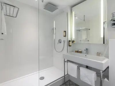 Salle de bains dans l'établissement Mercure Paris Montparnasse Pasteur