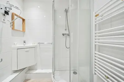 Salle de bains dans l'établissement Hôtel Mazagran