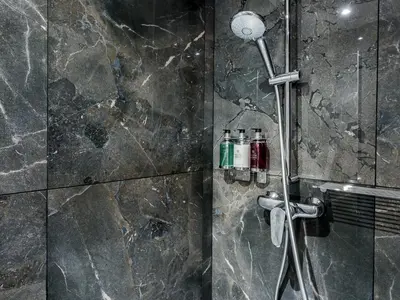 Salle de bains dans l'établissement Merveil - Luxury Suite - Louvre - Aboukir V