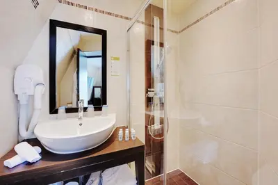 Salle de bains dans l'établissement Grand Hotel Francais