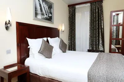 Un ou plusieurs lits dans un hébergement de l'établissement Grand Hotel Francais