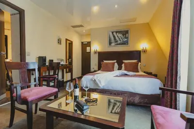 Un ou plusieurs lits dans un hébergement de l'établissement Grand Hotel Francais