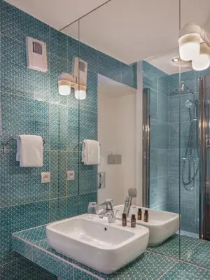 Salle de bains dans l'établissement Hôtel Edgar & Achille