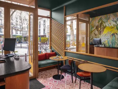 Télévision ou salle de divertissement dans l'établissement Hôtel Edgar & Achille
