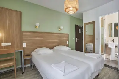 Un ou plusieurs lits dans un hébergement de l'établissement Merryl Hotel