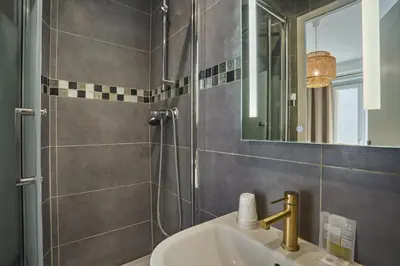 Salle de bains dans l'établissement Merryl Hotel