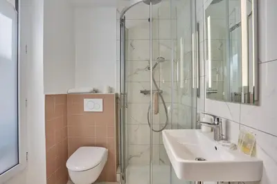 Salle de bains dans l'établissement Merryl Hotel
