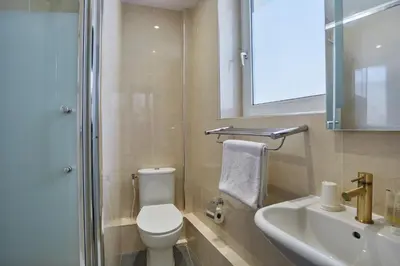 Salle de bains dans l'établissement Merryl Hotel