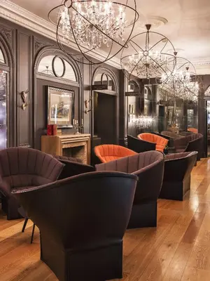 Coin salon dans l'établissement New Hotel Roblin
